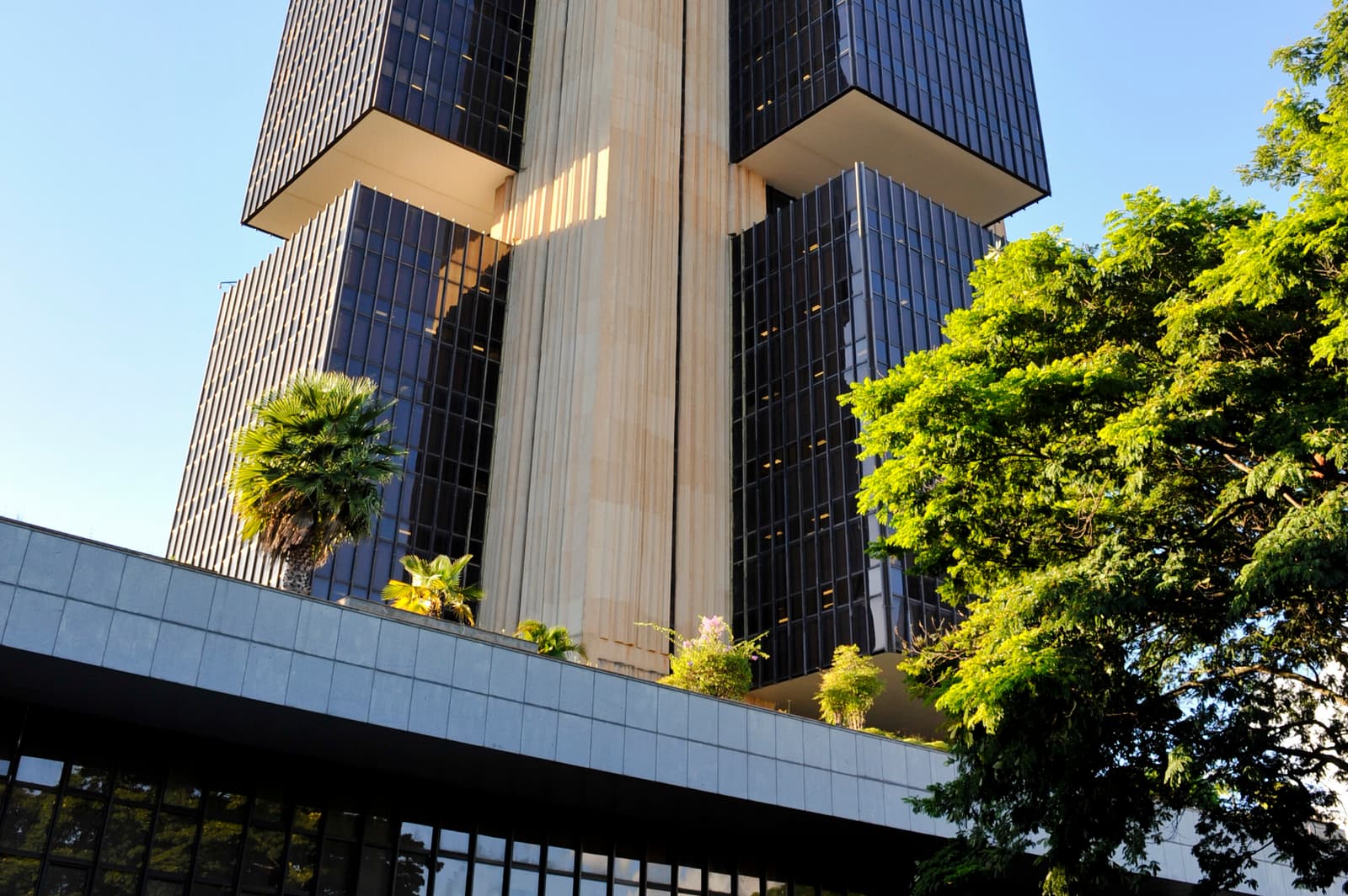 Coinbase Files for Brazil Crypto License Before Central Bank Deadline - Hashtag Web3 article cover